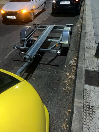 Se alquila remolque , de motos, portamotos .