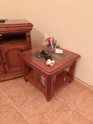 Mesa auxiliar de madera para salon.