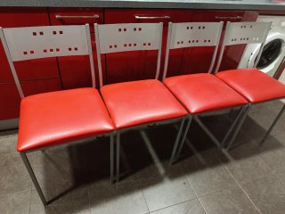 Juego de 4 sillas metálicas rojas