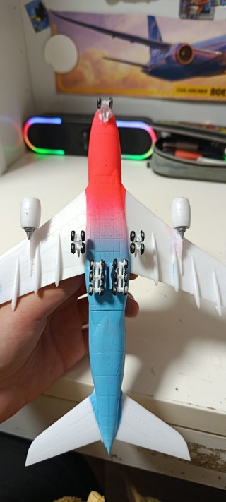 Avión de plástico hecho a mano