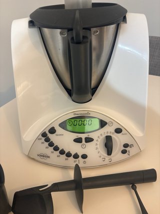 Thermomix TM31 con accesorios y libro