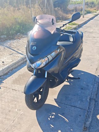 Suzuki Burgman 200 (ITV 2028)