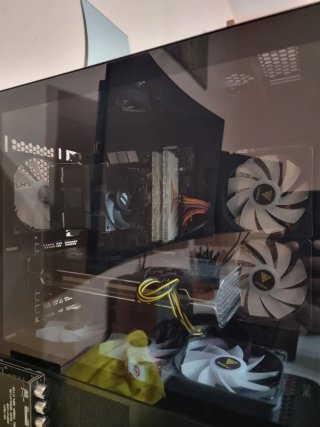 PC Gaming con 1 monitor AOC Y 1 monitor GIGABYTE.