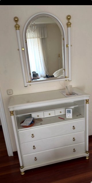 Cómoda blanca con espejo y detalles dorados