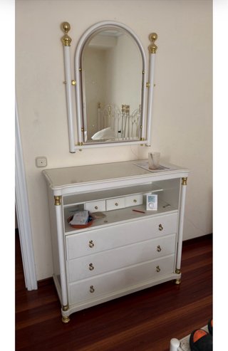 Cómoda blanca con espejo y detalles dorados