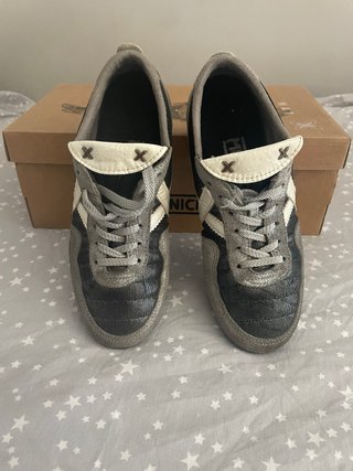 Zapatillas Munich Grises y Plateadas
