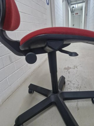 Silla de oficina ergonómica roja
