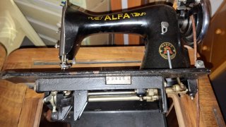 Maquina coser Alfa 50s, original,pedal y correa.