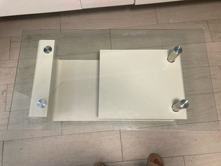Mesa de centro blanca con sobre de cristal