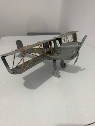 Avión de chapa decorativo