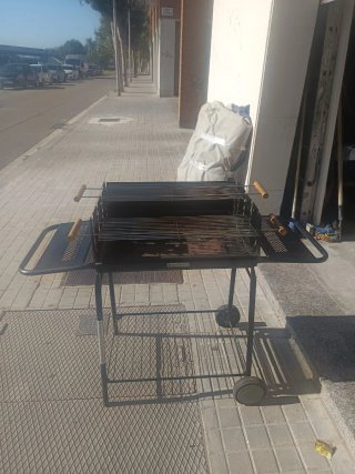 Barbacoa de carbón grande con ruedas