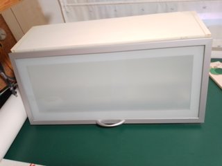 Armario IKEA de madera blanco y puerta de cristal