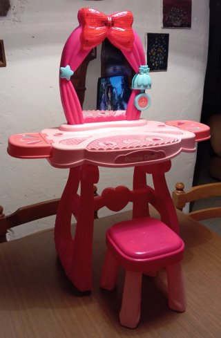 Postazione trucco per bambina
