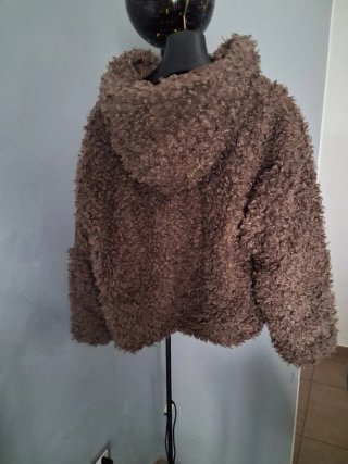 Giacca con cappuccio in pelliccia sintetica
