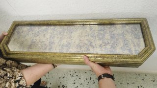 Mueble recibidor dorado y multicolor