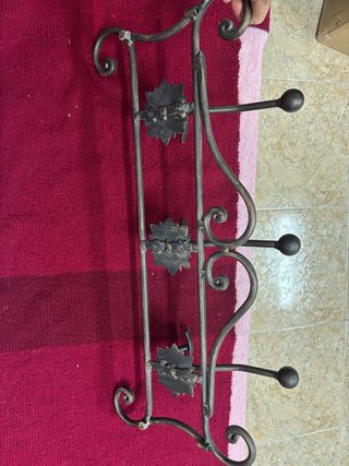 Perchero de pared metal dorado y gris