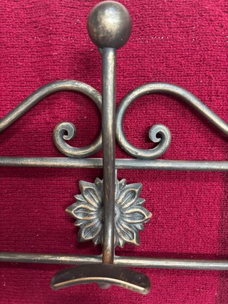 Perchero de pared metal dorado y gris