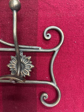 Perchero de pared metal dorado y gris
