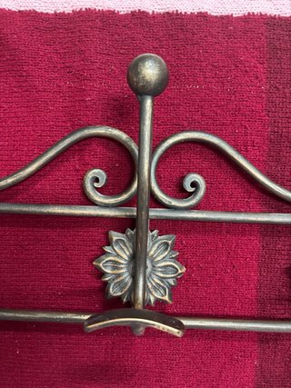 Perchero de pared metal dorado y gris