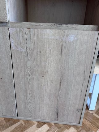 Alacena de madera color beige y marrón
