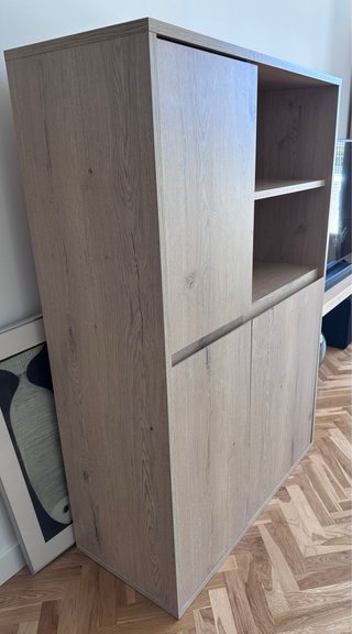 Alacena de madera color beige y marrón