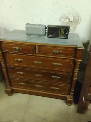 Cómoda antigua con mármol