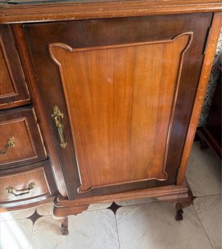 Aparador de madera con espejo