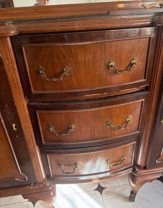 Aparador de madera con espejo