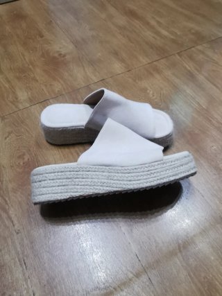 Sandalias cuña beige