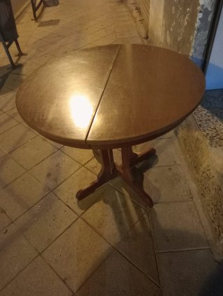 Mesa redonda de madera marrón