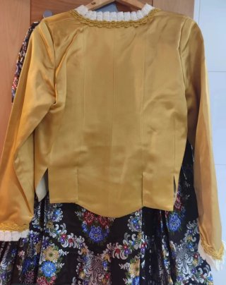 Traje Regional Dorado y Multicolor