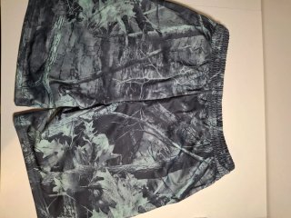 Pantalón corto camuflaje negro y verde