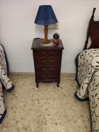 Dormitorio completo: 2 camas y mesita