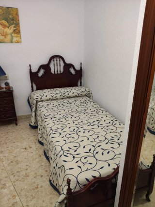 Dormitorio completo: 2 camas y mesita