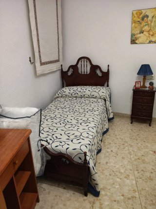 Dormitorio completo: 2 camas y mesita
