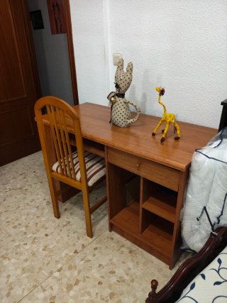 Dormitorio completo: 2 camas y mesita
