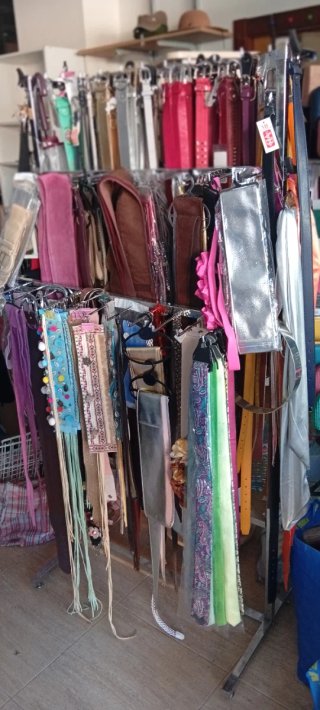 Expositor de cinturones con variedad