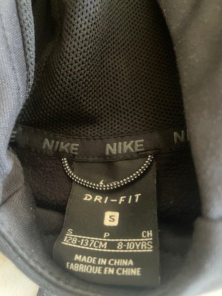 Sudadera con capucha Nike negra y gris.7 a10 años