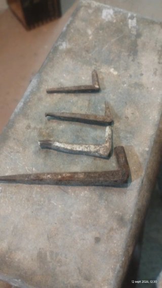 Clavos antiguos de metal