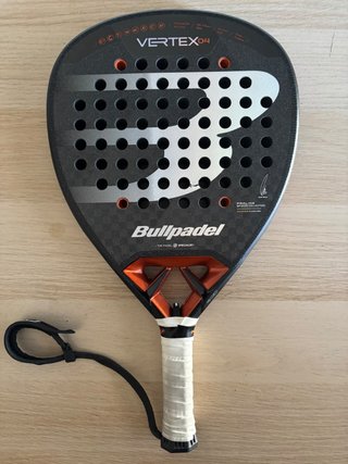 Pala de Pádel Bullpadel Vertex 04 del 2025 d tello