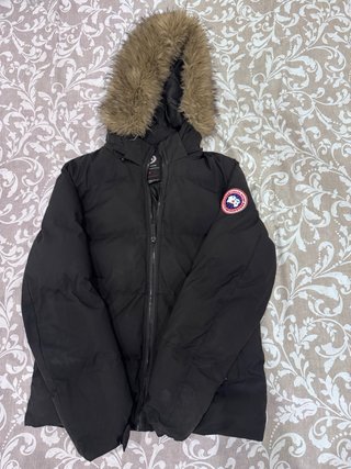 Plumas / Anorak negro con capucha (estilo polar)