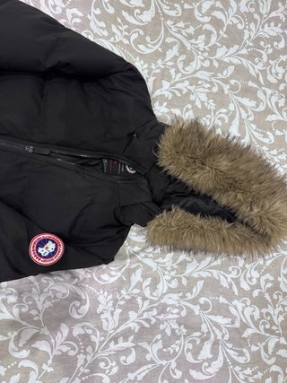 Plumas / Anorak negro con capucha (estilo polar)
