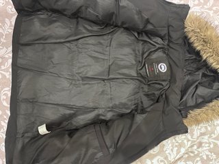 Plumas / Anorak negro con capucha (estilo polar)