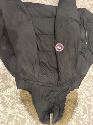 Plumas / Anorak negro con capucha (estilo polar)