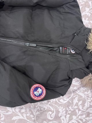 Plumas / Anorak negro con capucha (estilo polar)
