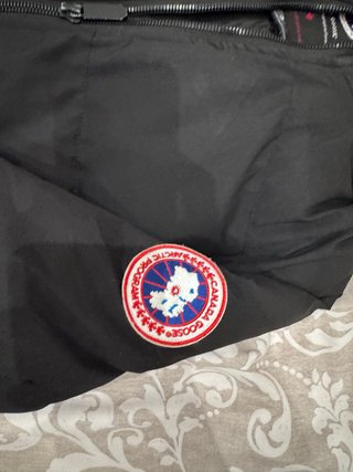 Plumas / Anorak negro con capucha (estilo polar)