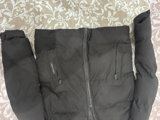 Plumas / Anorak negro con capucha (estilo polar)