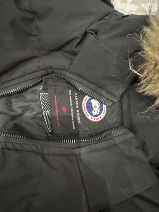Plumas / Anorak negro con capucha (estilo polar)