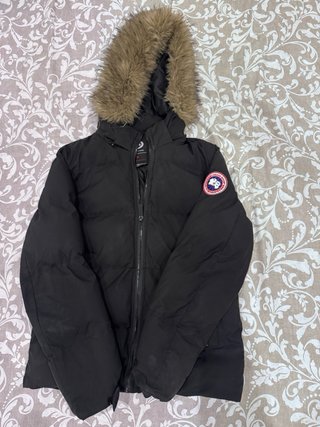 Plumas / Anorak negro con capucha (estilo polar)