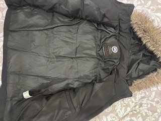 Plumas / Anorak negro con capucha (estilo polar)